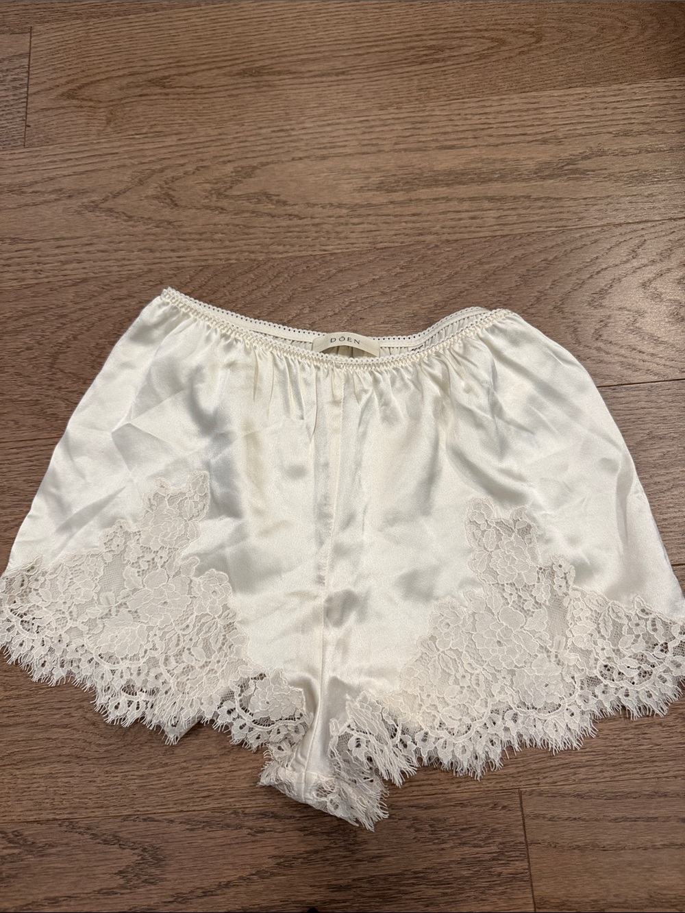 Dôen Doen Iona Silk Lace Shorts - Picture 3 of 4